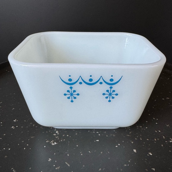Vintage Pyrex Snowflake Garland Refrigerator Dish 501-B 1 1/2 Cup Made in USA - Picture 2 of 6